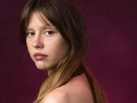 MaXXXine, intervista a Mia Goth: la nuova regina dell'horror ama la competizione