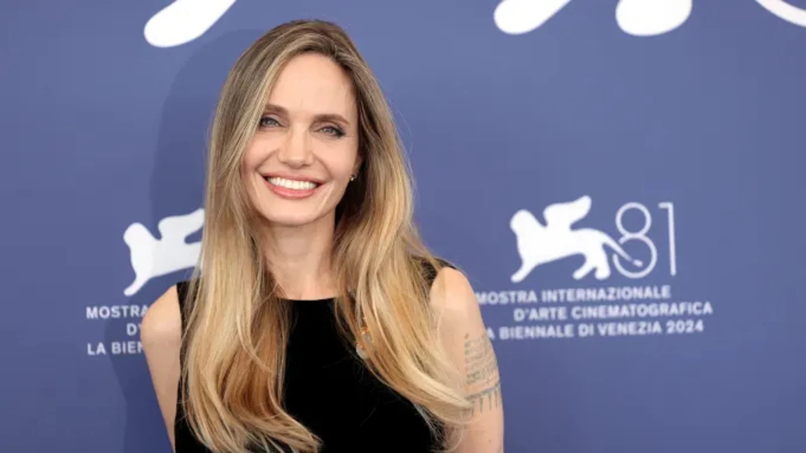 Il sorriso di Angelina Jolie alla Mostra di Venezia 2024