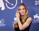 Angelina Jolie fiera delle cicatrici della mastectomia: “Mi ricordano la scelta che ho fatto per i miei figli'