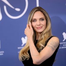 Maria: Angelina Jolie al photocall di Venezia 2024
