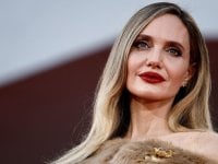 Angelina Jolie scoppia in lacrime durante la standing ovation per Maria a Venezia 2024