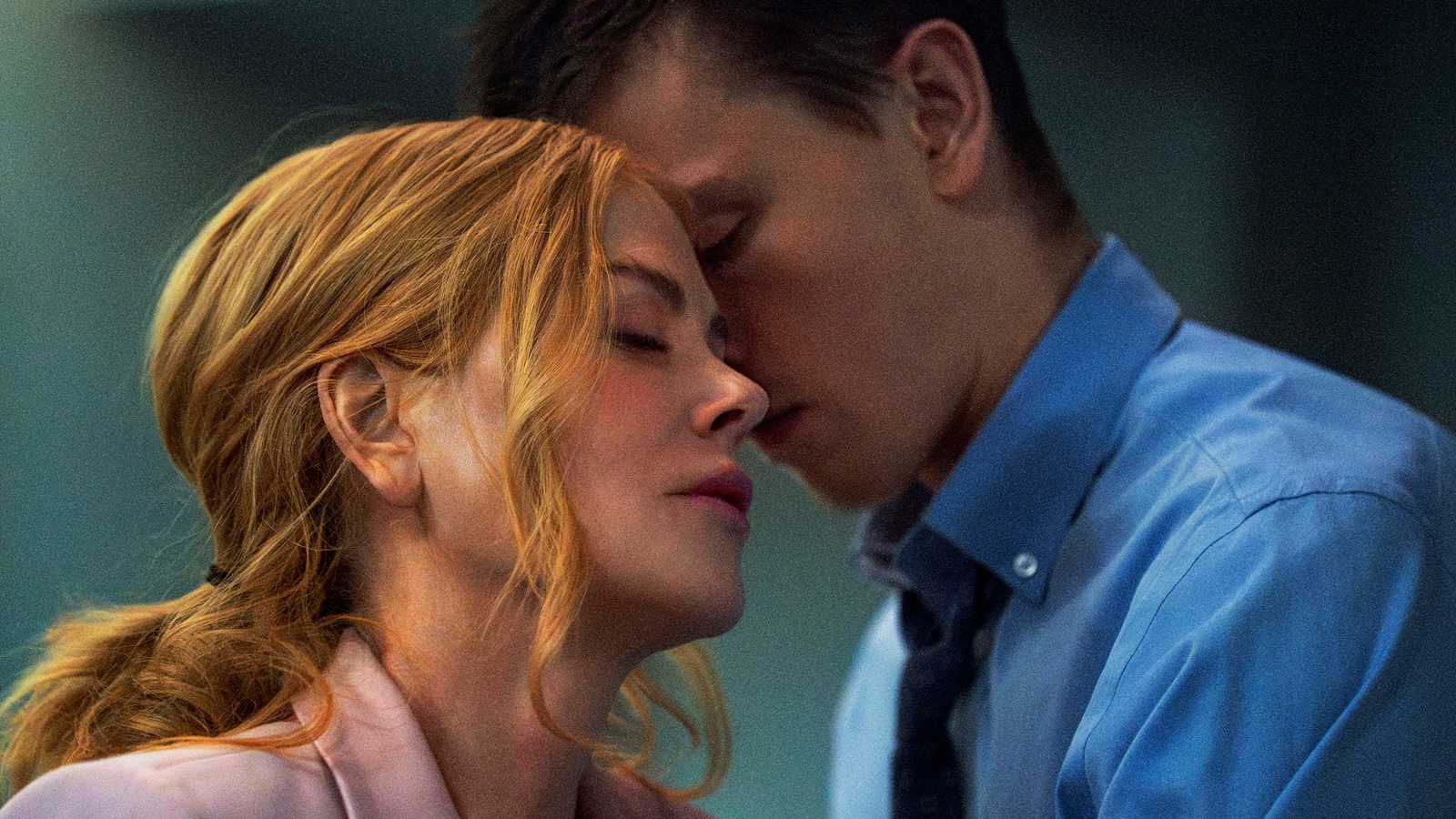 Nicole Kidman e Harris Dickinson in una scena