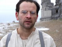 Campo di battaglia, la recensione: Gianni Amelio racconta l'umanità ferita dalla guerra