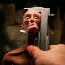 Playing God: un primo piano della testa della scultura di argilla