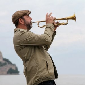 Finalement – Storia di una tromba che si innamora di un pianoforte: Kad Mared mentre suona la tromba