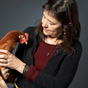 L'occhio della gallina: Antonietta De Lillo in una foto con la gallina