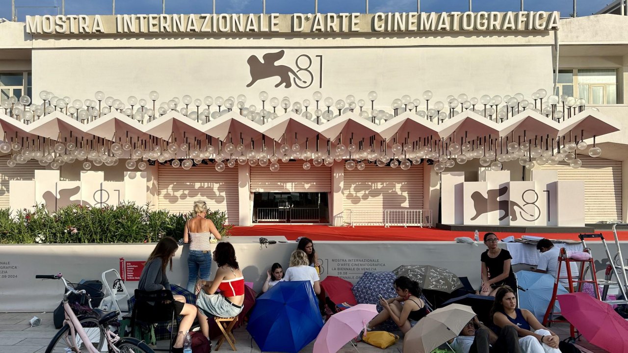 Venezia 81: un gruppo di fan in attesa dei divi. Foto di Damiano Panattoni