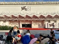 Venezia 81: poche interviste e tanto marketing. Ma i festival di cinema hanno ancora senso?