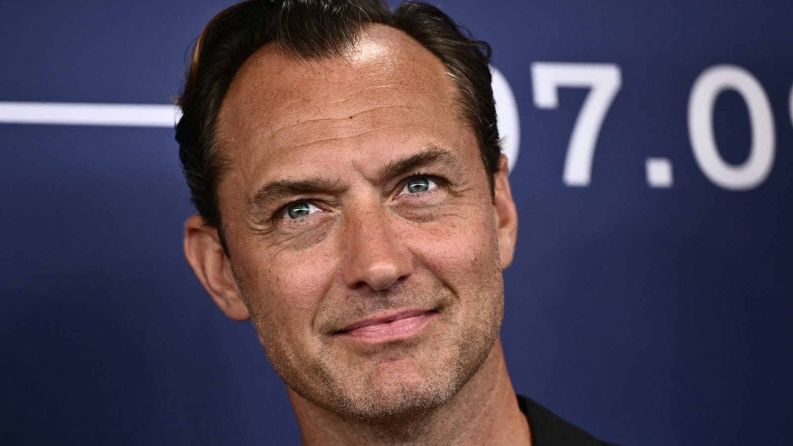 Primo piano di Jude Law alla Mostra del Cinema di Venezia