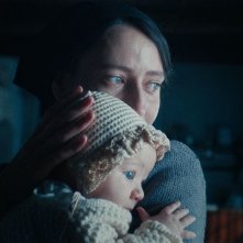 Vermiglio: Martina Scrinzi in una scena