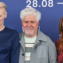La stanza accanto: Pedro Almodovar a Venezia 2024 circondato dalle dive Julianne Moore e Tilda Swinton