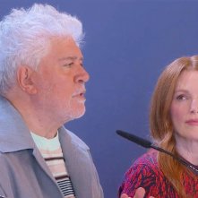 La stanza accanto: Pedro Almodovar e Julianne Moore in conferenza a Venezia 2024