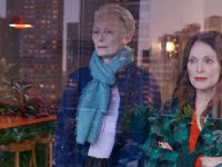 La stanza accanto, recensione del film di Pedro Almodóvar: esorcizzare la morte con la bellezza