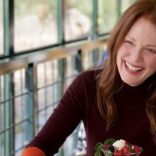 The Room Next Door: Julianne Moore sorridente in una scena