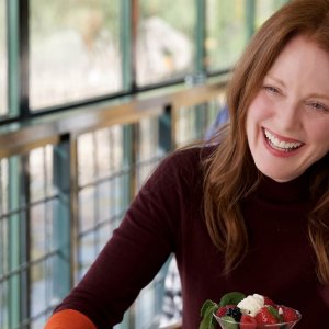 The Room Next Door: Julianne Moore sorridente in una scena