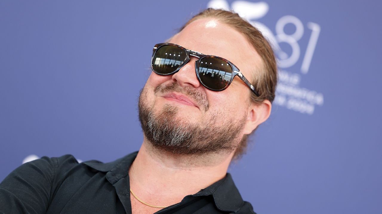 Primo piano di Brady Corbet alla Mostra di Venezia 2024