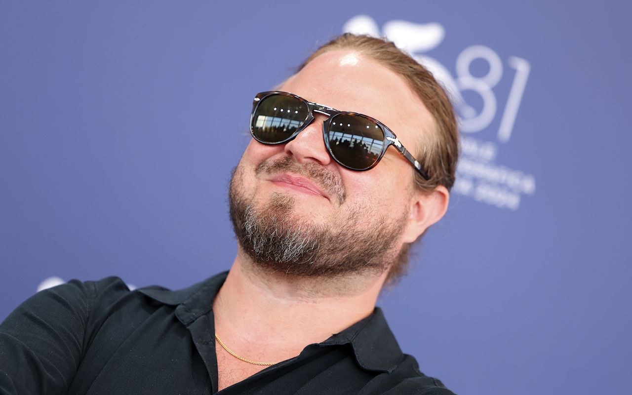 Primo piano di Brady Corbet alla Mostra di Venezia 2024