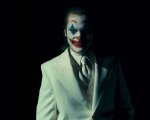 Joker: Folie à Deux, l'incontro tra Arthur e Harley nella prima clip e una featurette sull'uso della musica