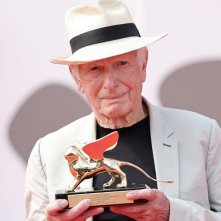 Peter Weir con in mano il Leone d'Oro alla carriera a Venezia 2024
