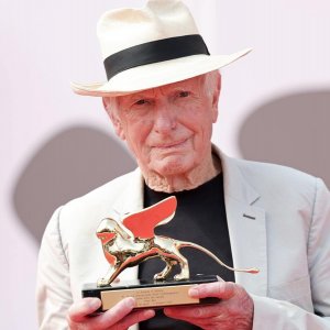 Peter Weir con in mano il Leone d'Oro alla carriera a Venezia 2024