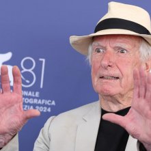 Una buffa espressione di Peter Weir di fronte ai fotografi della Mostra di Venezia 2024