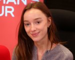 Phoebe Dynevor nel cast di Famous, thriller con star Zac Efron