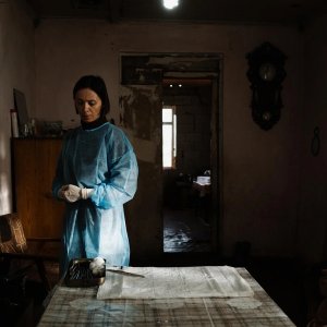 April: Ia Sukhitashvili in una scena