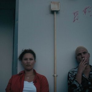 Carissa: Gretchen Ramsden, Gladwin van Niekerk in una sequenza