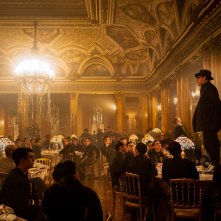 M - Il figlio del secolo: Joe Wright in uno dei ricchi set della serie Sky M - Il figlio del secolo: Joe Wright in uno dei ricchi set della serie Sky