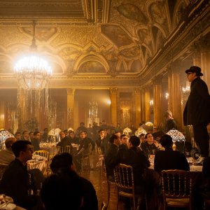 M - Il figlio del secolo: Joe Wright in uno dei ricchi set della serie Sky