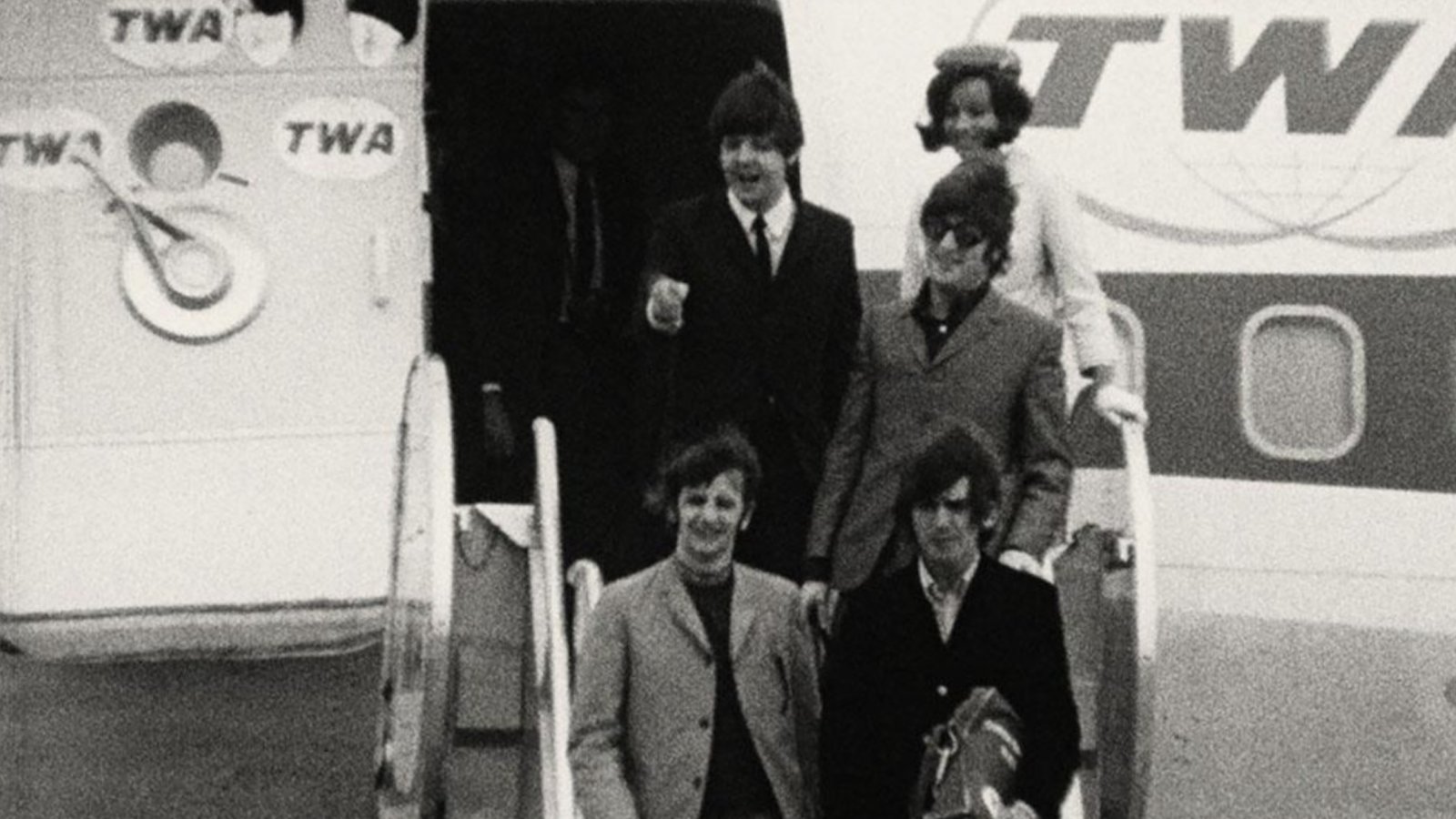 I Fab Four scendono da un aereo per il tour