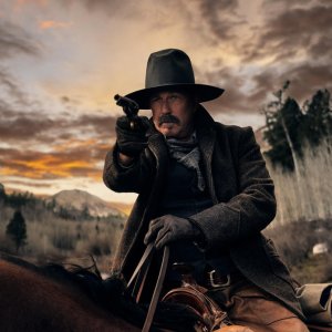 Horizon: An American Saga - Chapter 2: Kevin Costner in una foto