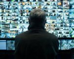 Stranger Eyes, la recensione: un thriller sorprendente che è una riflessione sul mondo moderno
