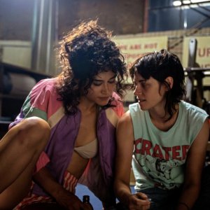 Love Lies Bleeding: Katy O' Brian e Kristen Stewart in una scena del film