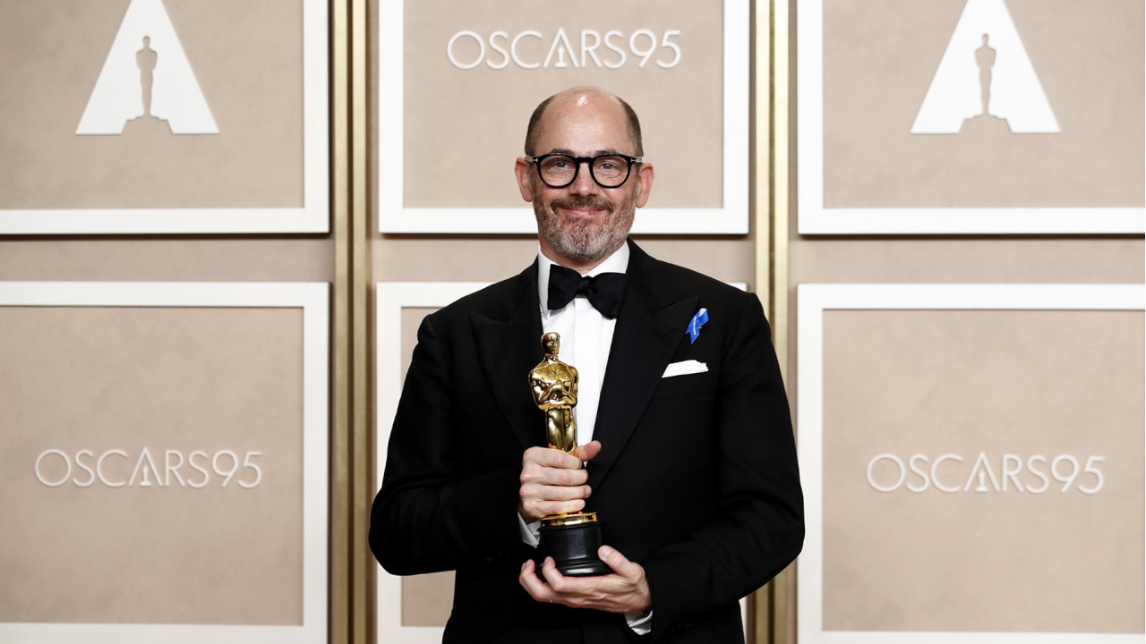 Edward Berger con l'Oscar per Niente di nuovo sul fronte occidentale