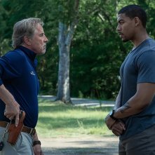 Rebel Ridge: Aaron Pierre e Don Johnson in una scena del film