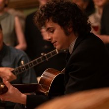 A Complete Unknown: Timothée Chalamet con la chitarra