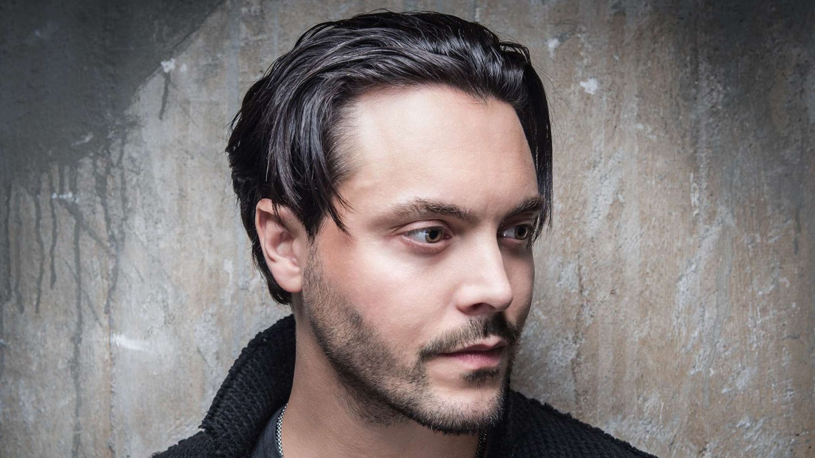 Un primo piano di Jack Huston