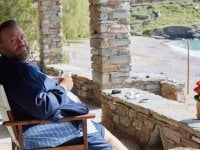 Kostas, la recensione: e se la serie con Stefano Fresi fosse il nuovo Montalbano?