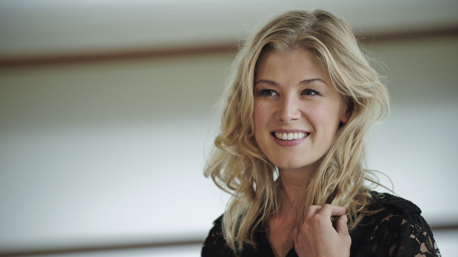 Una sorridente Rosamund Pike