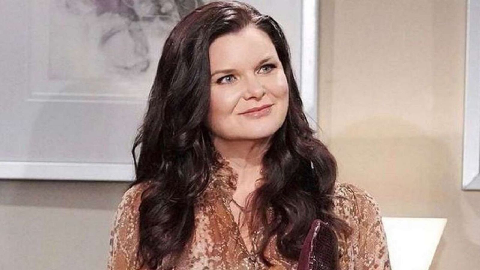 Un mezzo busto di Katie interpretata da Heather Tom