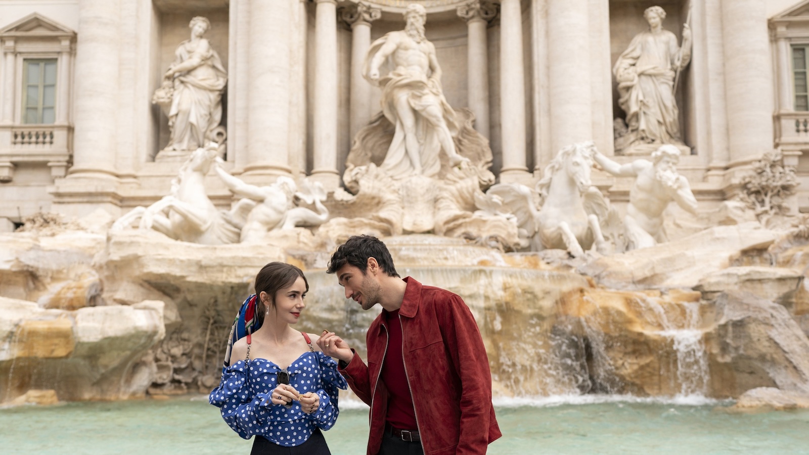 Eugenio Franceschini e Lily Collins alla Fontana di Trevi.