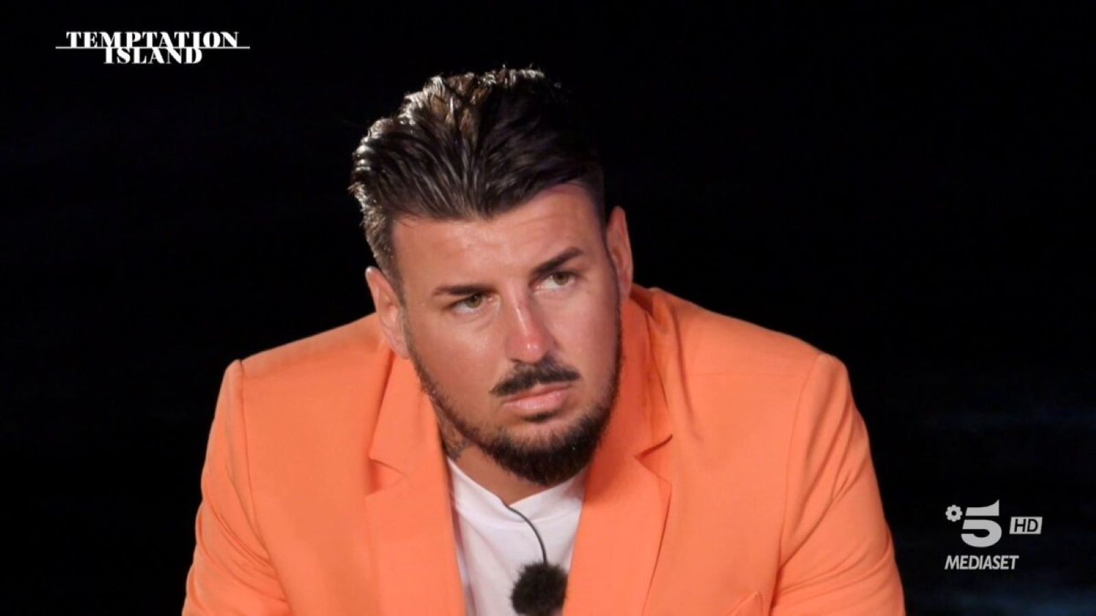 Lino Giuliano durante il falò di confronto con Alessia a Temptation Island