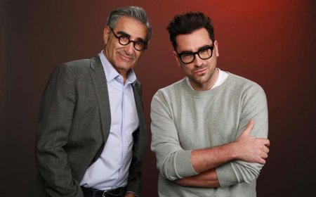 Emmy 2024: Dan Levy e i messaggi in stile Baby Reindeer rivolti al padre Eugene nel monologo introduttivo