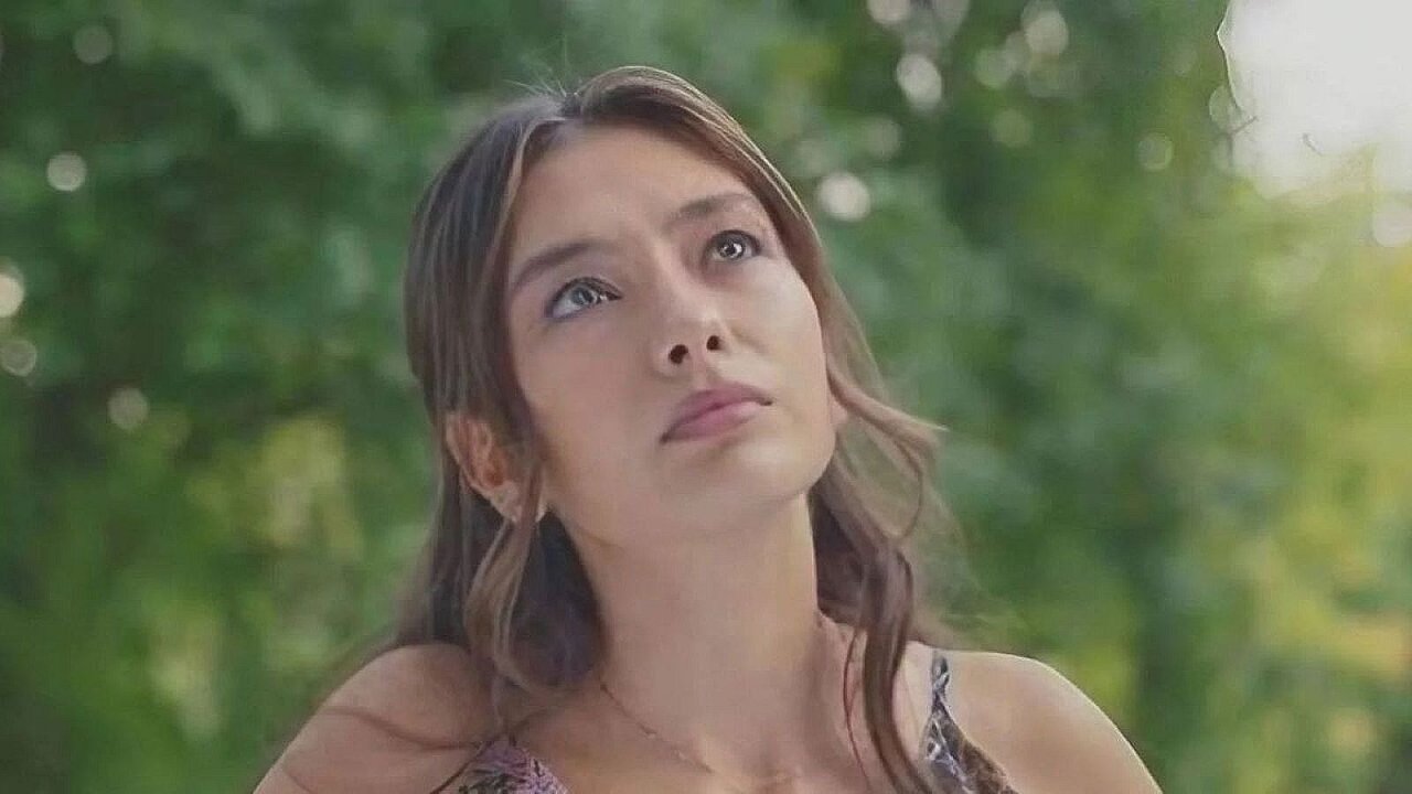 Una foto di Nihan Sezin interpretata da Neslihan Atagül