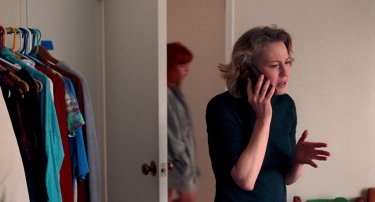 His Three Daughters Carrie Coon Scena