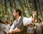 Il maestro che promise il mare, la recensione: educazione e cultura come armi contro i regimi