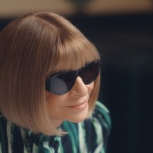 In Vogue: The 90s - Anna Wintour in una scena della miniserie