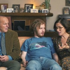 Thelma: Parker Posey, Clark Gregg, Fred Hechinger in una scena