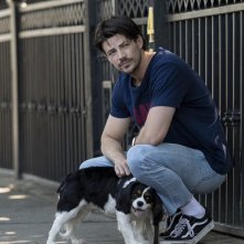 Una famiglia di cuccioli: Grant Gustin in una scena del film